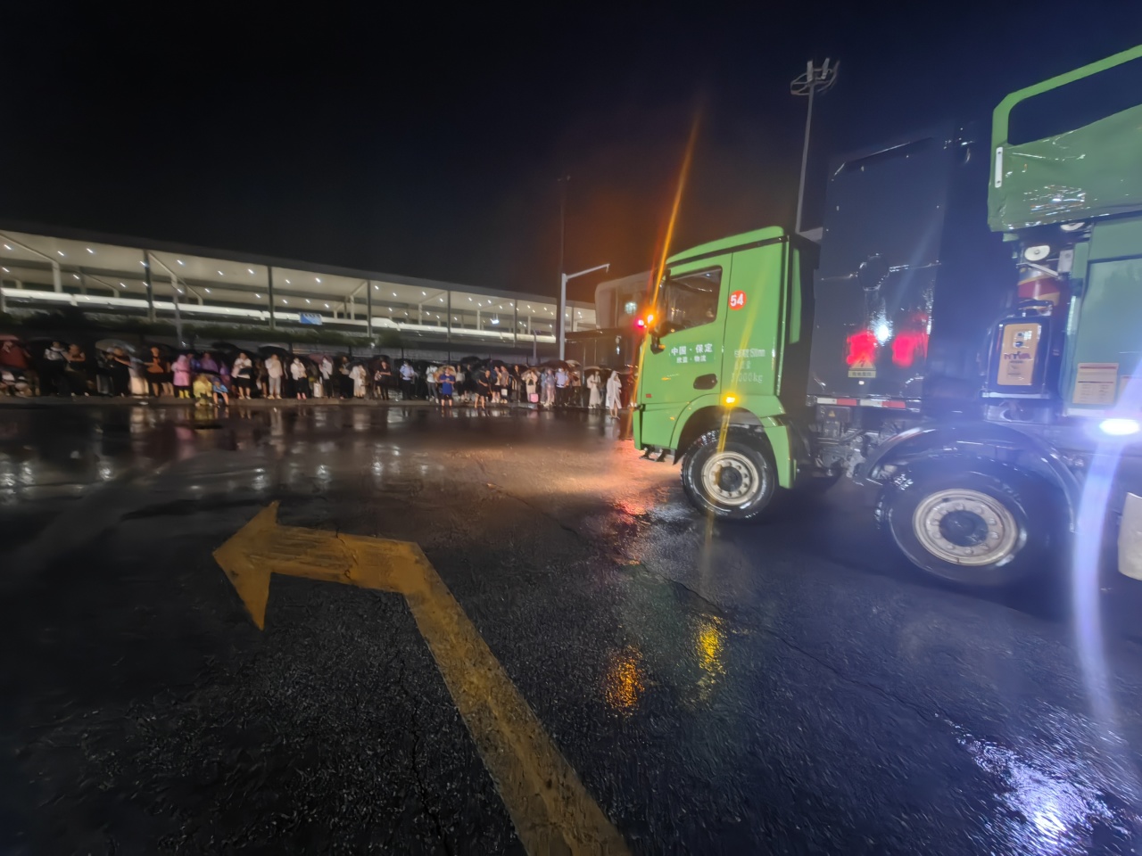 昨晚保定市强降暴雨丨跃迪汽车保定分公司，连夜出动70台新能源渣土车参与保定市救援工作