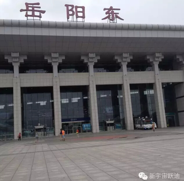 跃迪移动警务室各地执勤中-维护地方安全，提升群众满意度