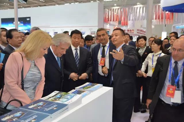 国家副主席李源潮、乌拉圭总统塔瓦雷·巴斯克斯登上跃迪新能源客车