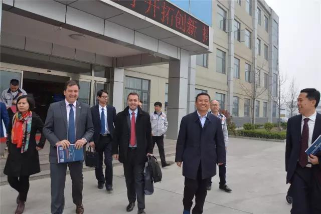 乌拉圭驻华大使费尔南多·卢格里斯到河北跃迪新能源科技集团参观考察