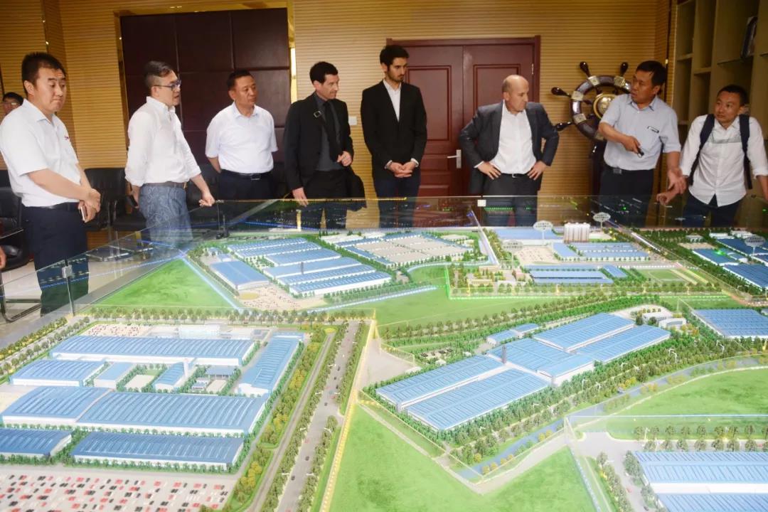 德国新型太阳能汽车客商到跃迪集团参观考察