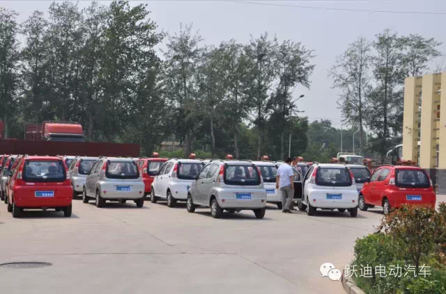 跃迪电动汽车销售市场供不应求，跃迪人连夜加班加点装车，批量发车山东
