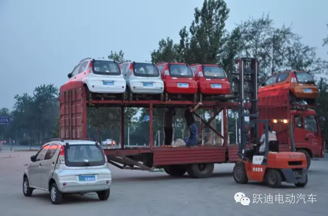 跃迪电动汽车销售市场供不应求，跃迪人连夜加班加点装车，批量发车山东