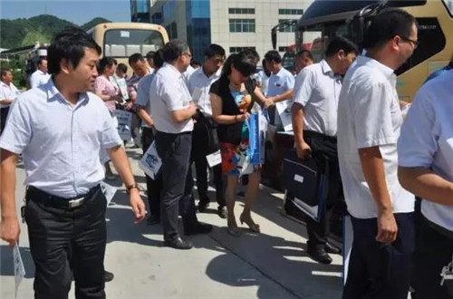 跃迪集团旗下陕西跃迪新能源汽车有限公司携“跃迪”车型亮相陕西商洛地产工业品促销暨工业稳增长推进会