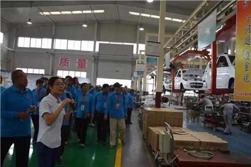 跃迪工作人员为客户介绍汽车工艺