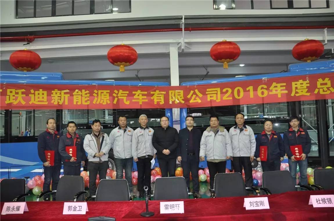 领导与获奖者合影