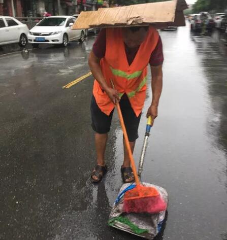 今天，跃迪向平凡而伟大的他们——环卫工人致敬！