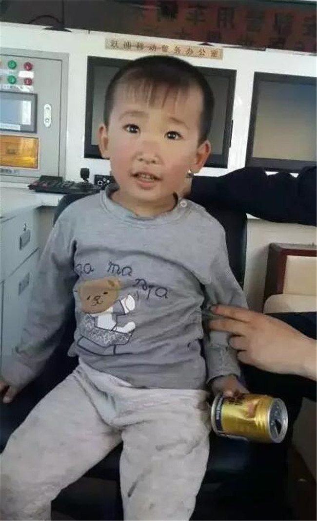 贪玩幼童上高速—跃迪移动警务室助力，热心民警忙寻亲