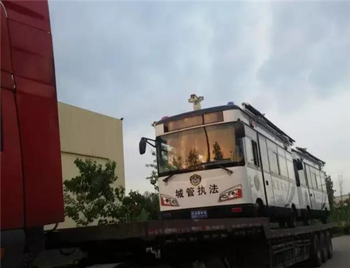 跃迪移动警务室发车山东省邹城市城市管理行政执法局·深入基层，零距离服务群众