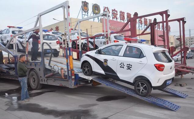 跃迪警用电动巡逻车等待装车