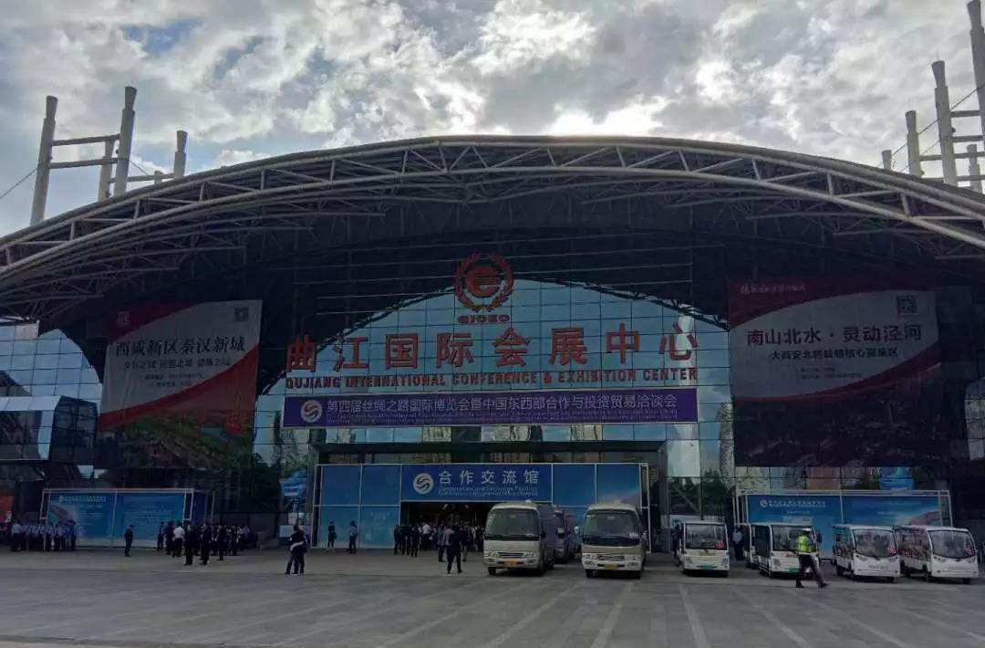 跃迪电动清扫车惊艳亮相第四届丝绸之路国际博览会