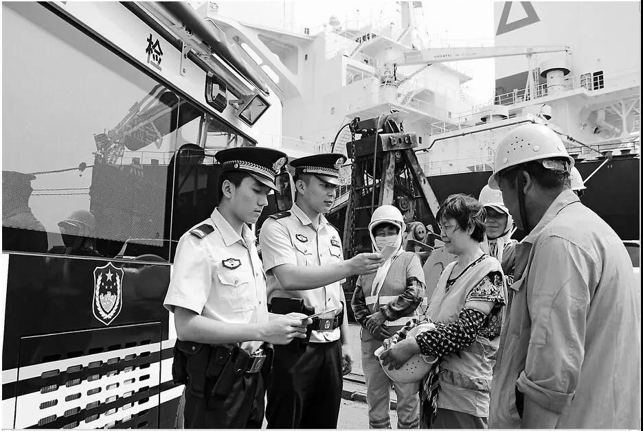 《人民公安报》|跃迪多功能移动警务车服务曹妃甸出入境边检站