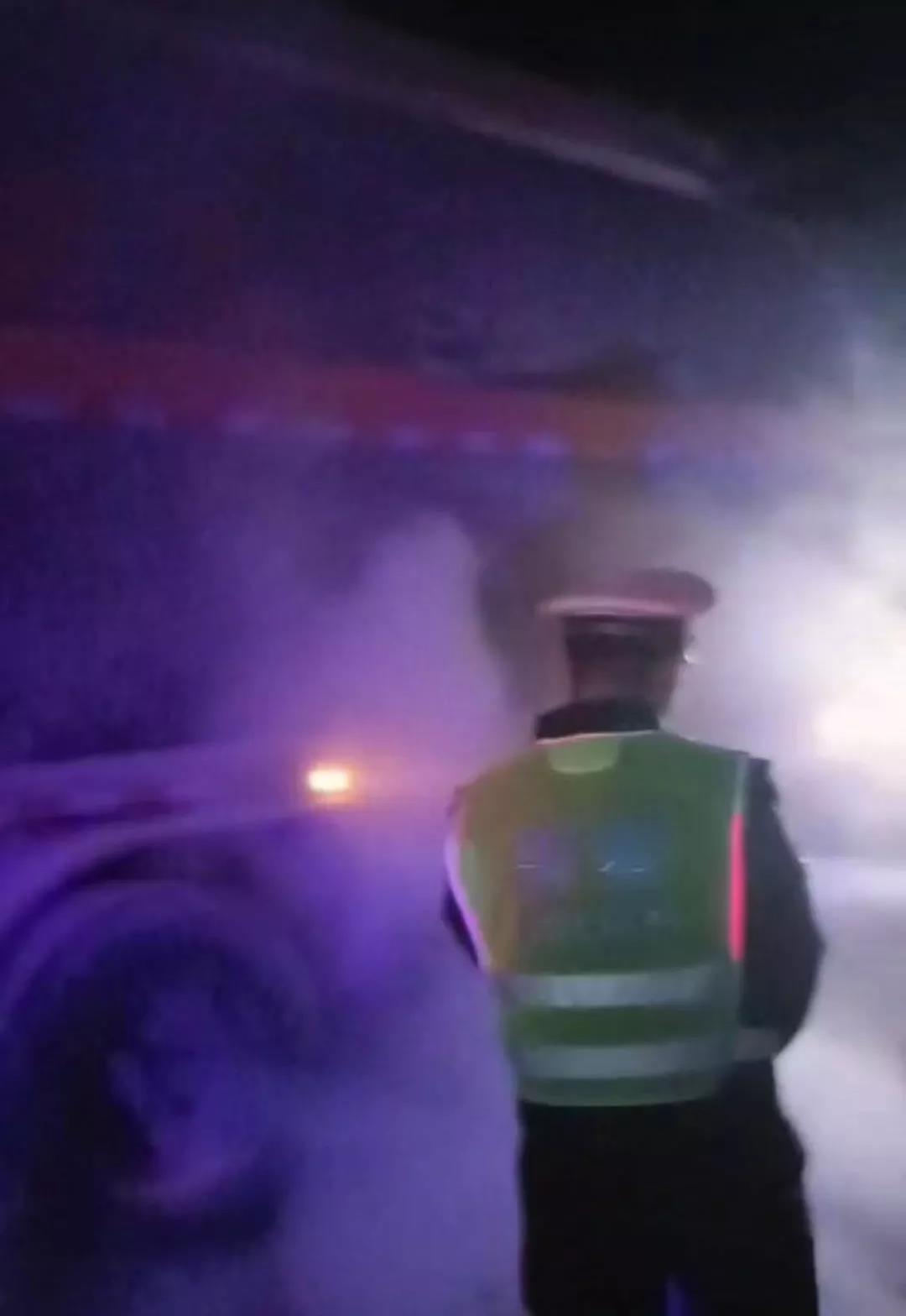 跃迪第一线|车辆自燃酿隐患 交警救助保平安