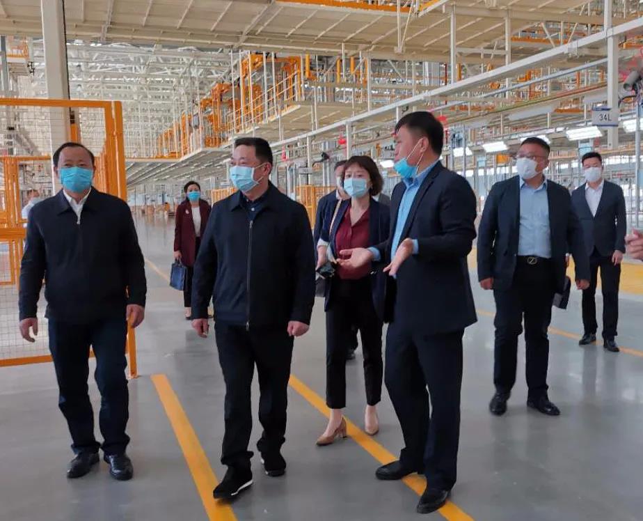 四川省人大常委会党组副书记、副主任黄新初莅临跃迪国跃新能源汽车产业园调研