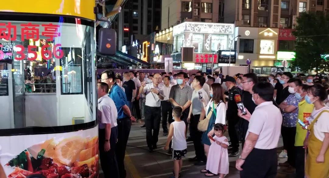 副市长带头打卡 | 跃迪移动商亭“现身”夜市引围观热潮