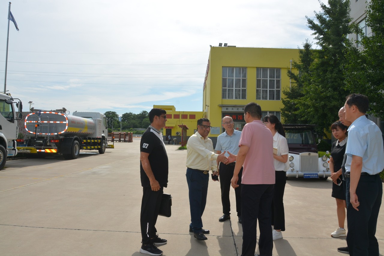 巴中商业协会联合主席一行到跃迪集团参观考察洽谈合作