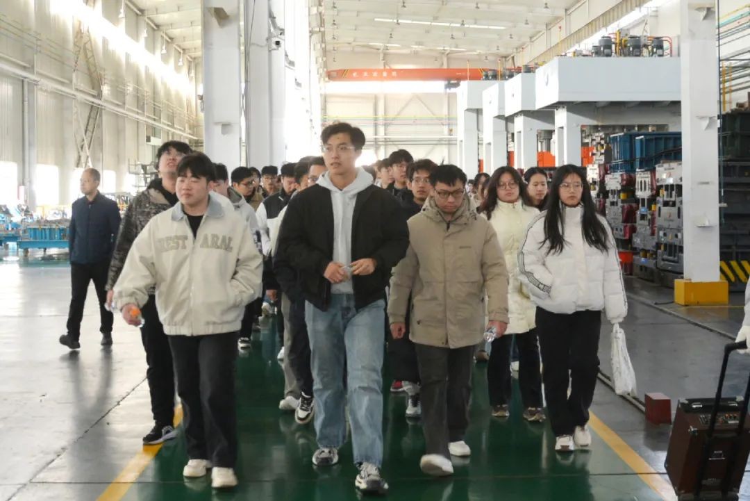 科大学子参观跃迪车间