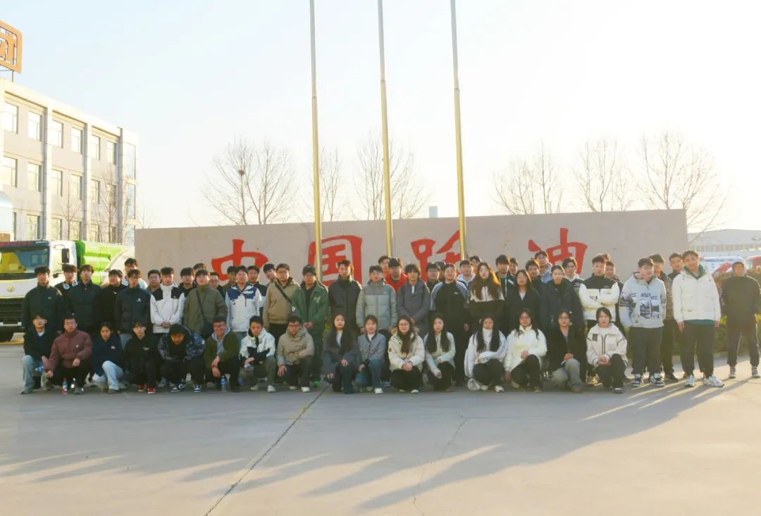 科大学子在跃迪集团合照