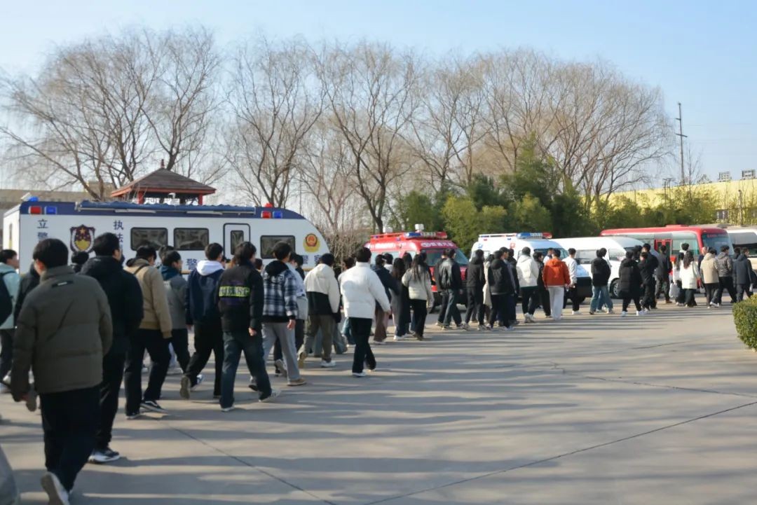 河北科技大学百名学生团应聘跃迪集团